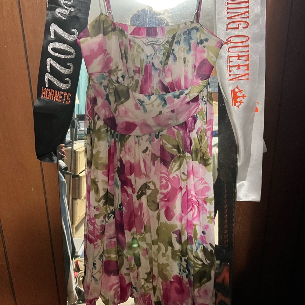 Floral Dress. Large. Worn once. Great condition.